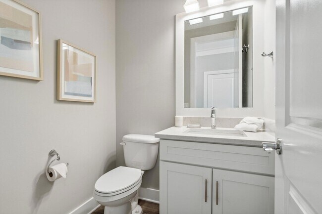 Building Photo - 712 Landing Cir