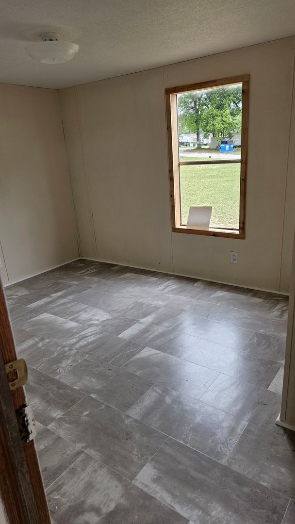 Building Photo - 3 bed 1 bath mobile home for rent