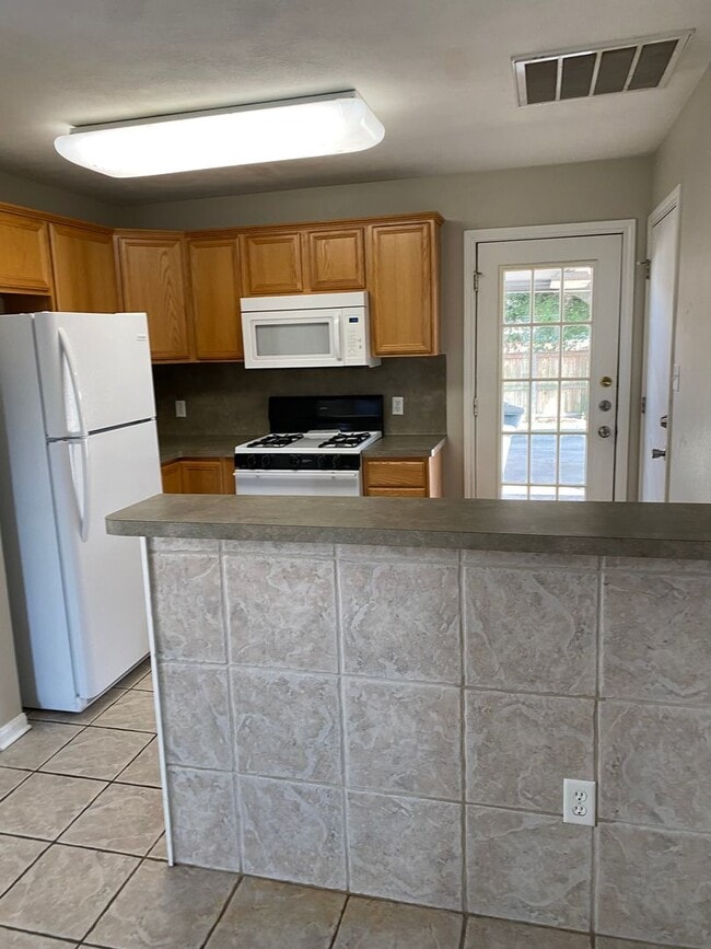 Building Photo - THREE BEDROOMS TWO BATHS, FENCED BACKYARD, ON SHUTTLE ROUTE