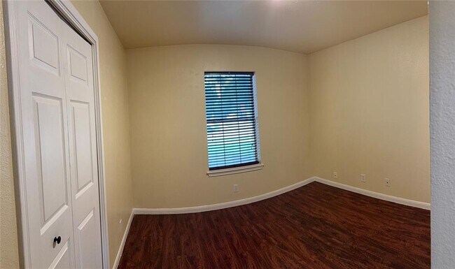 Building Photo - 14517 Oliphant St