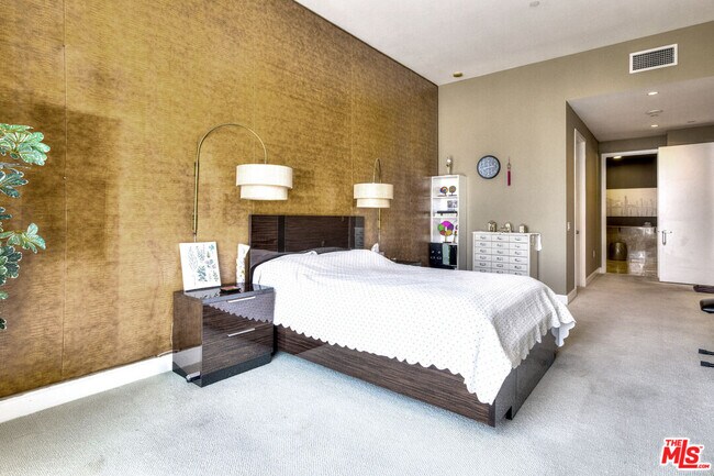 Building Photo - 3223 W 6th St