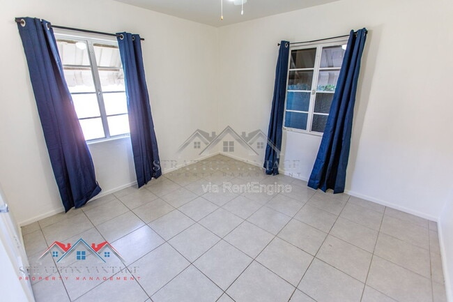 Building Photo - 1324 W Clarendon Ave