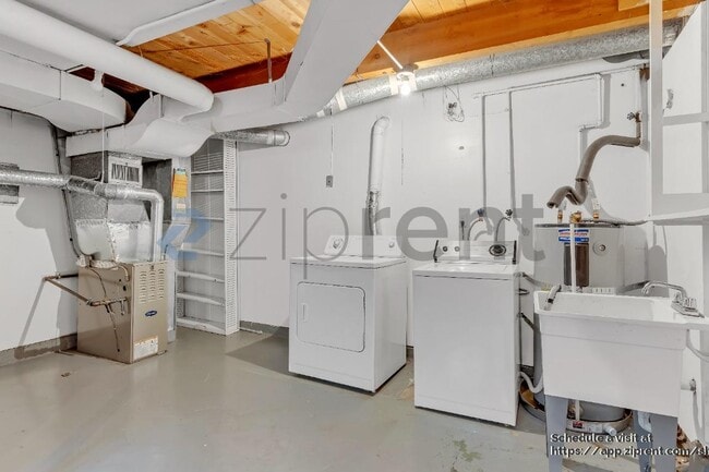 Building Photo - 6117 NE Clackamas St