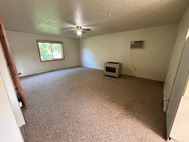 Building Photo - Charming 2-Bed, 1-Bath Hamilton Home with Attached Double Garage