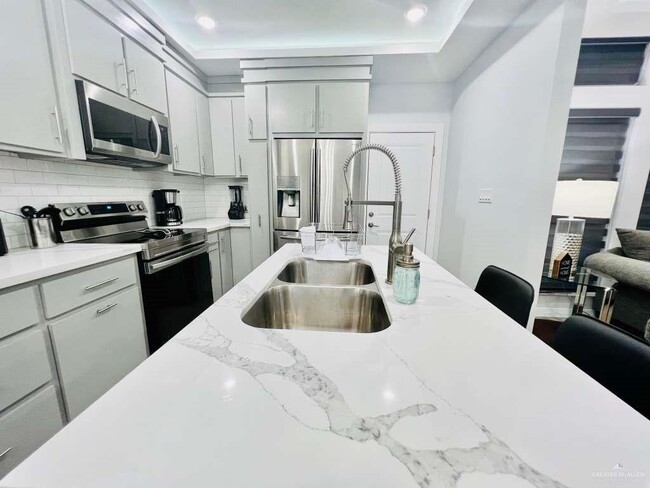 Building Photo - 27 Fir Ave