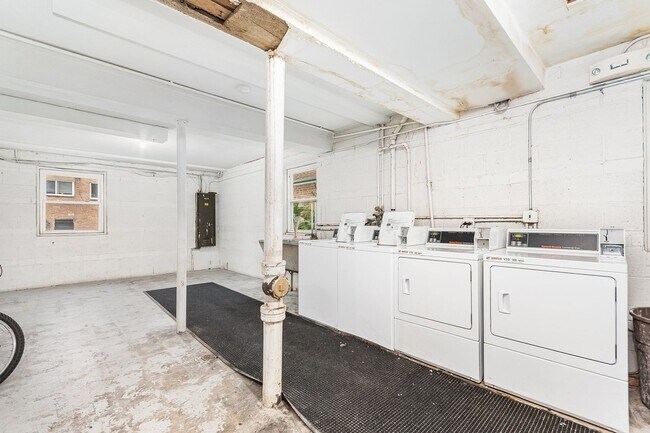 Building Photo - Charming 2-bedroom Condo in Skokie
