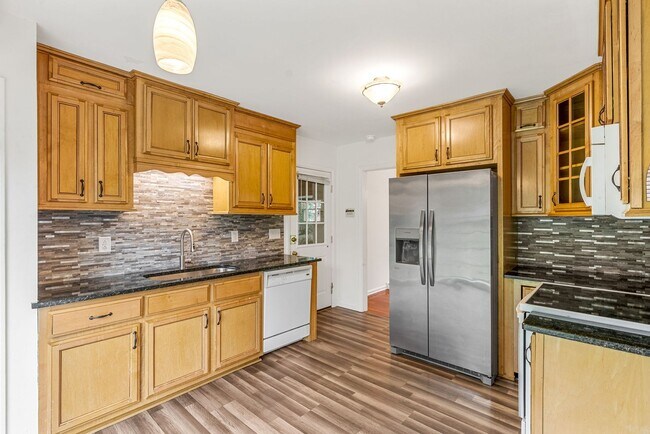 Building Photo - Beautiful Pet Friendly 3 bedroom home for ...