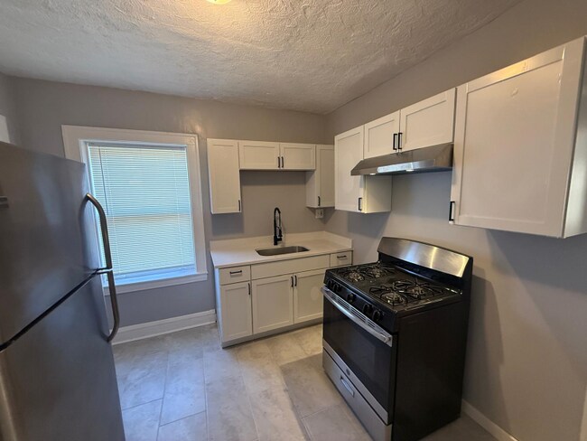 Building Photo - 654 N Lamon Ave