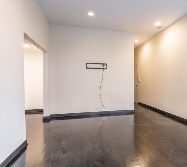 Building Photo - 1 bedroom in Chicago IL 60610