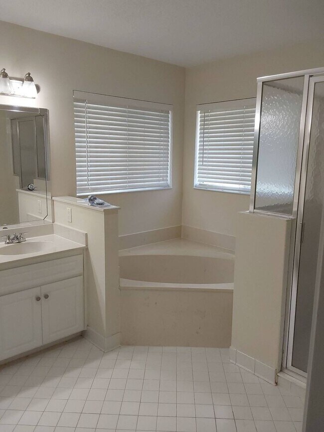 Building Photo - Beautiful 3 Bedroom + Den, 2 Bathroom Home...
