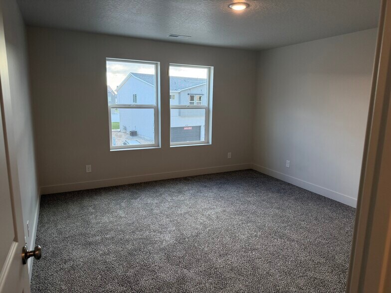 Building Photo - 4013 S Woodland Ave