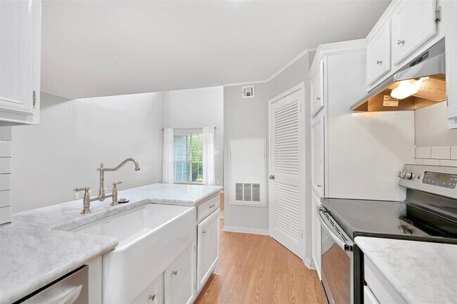 Building Photo - 2323 Fairwind Rd