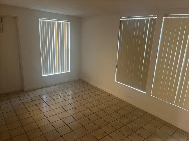 Building Photo - 6548 SW 41st St