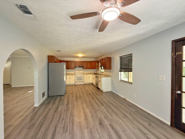 Building Photo - North Airport Manufactured Home on quiet street.