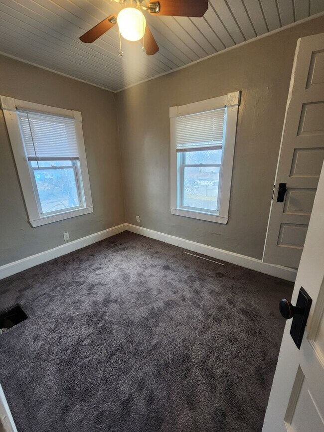 Building Photo - Spacious 3 Bedroom Duplex Near 10th and Sherman Dr.