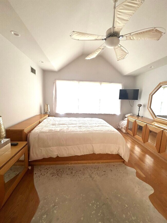 Building Photo - 302 Grand Ridge Dr