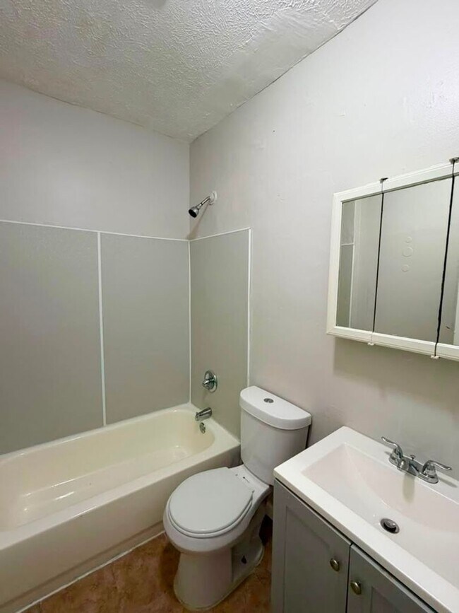 Building Photo - 2 Bedroom, Spacious Units - Now Available!