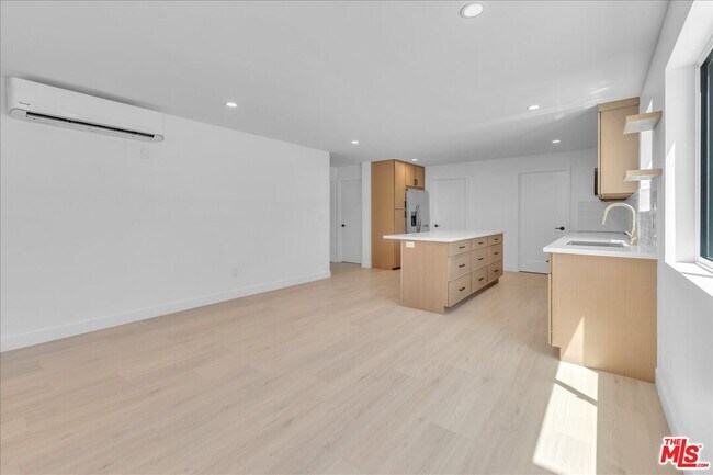 Building Photo - 6913 Encino Ave