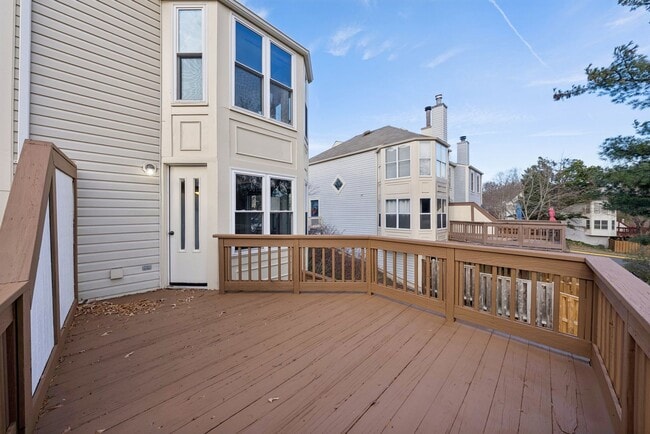 Building Photo - Welcome home to this beautifully updated end-unit townhome in the heart of Kingstowne — one of No...