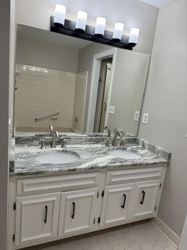 Building Photo - Spacious 2BR/2BA Green Hills Condo – Prime...