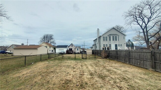 Building Photo - 2331 Edgemere Dr