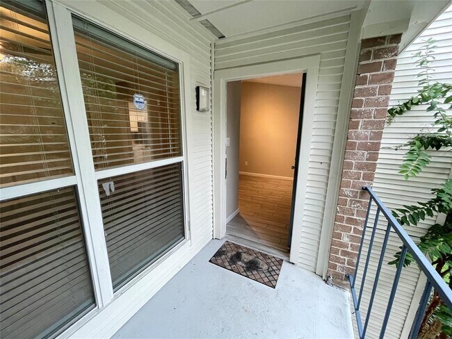 Building Photo - 3900 Woodchase Dr