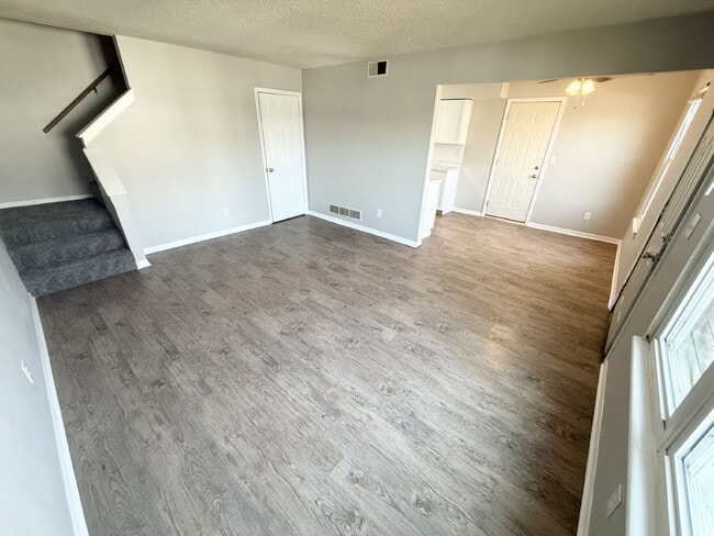 Building Photo - 2 Bedroom/1 Bath Unit w/ An Attached Garage *READY NOW*