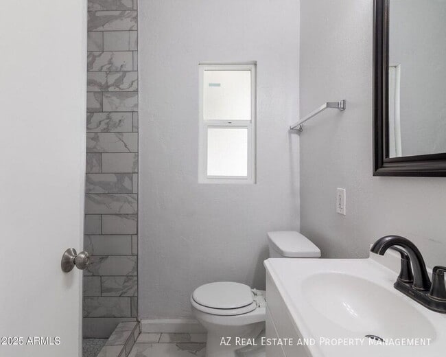 Building Photo - 1628 E Granada Rd