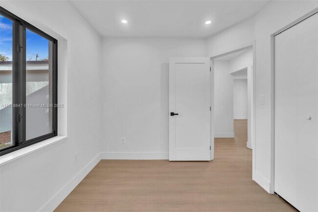 Building Photo - 1123 NE 1st Ave.