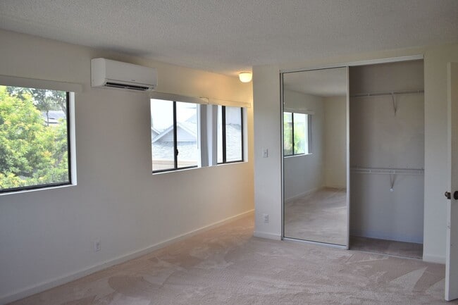 Building Photo - 3/2.5 West Loch Estates Single Family Home