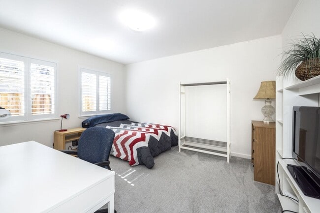 Building Photo - Lovingly Maintained 3 Bed, 1 Bath Home on Quiet Cul-de-Save