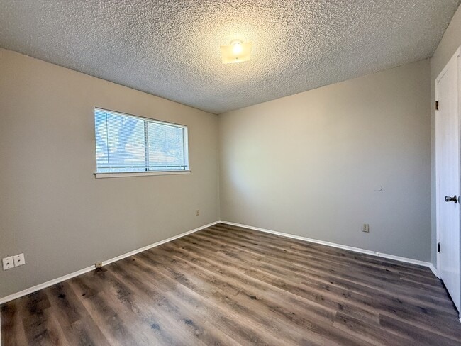 Building Photo - 607 Frostwood Dr