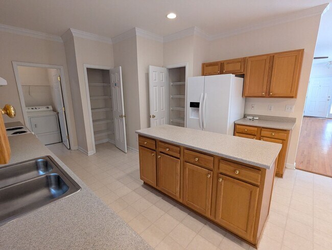 Building Photo - Spacious 4-Bedroom, 3-Bath Home in Parkside!