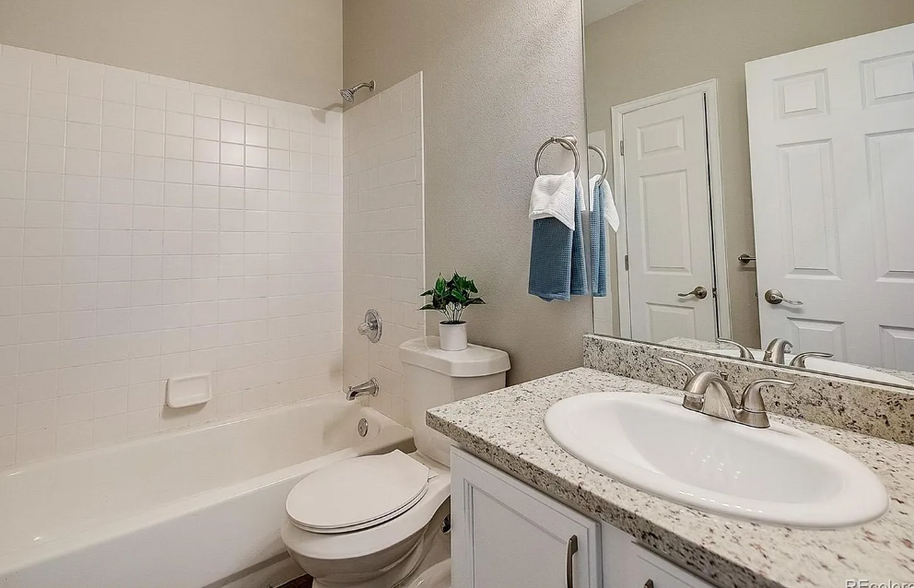 Full bath for 2nd bedroom & guests - 10784 W 63rd Pl