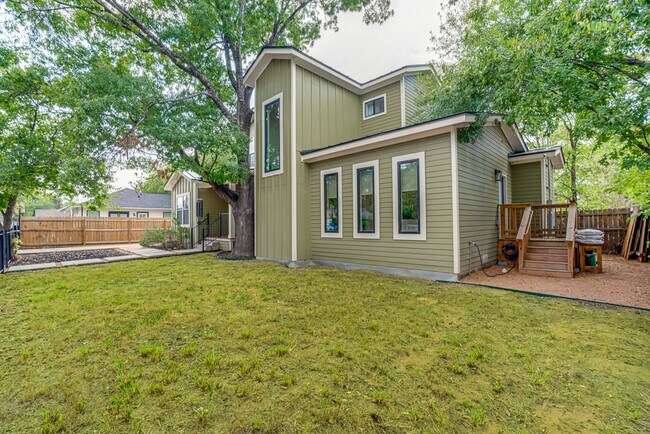 Building Photo - 211 Gibson
