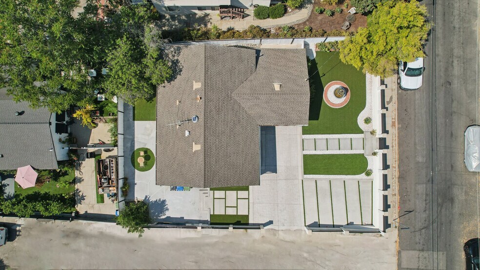 Building Photo - 10337 Pinyon Ave