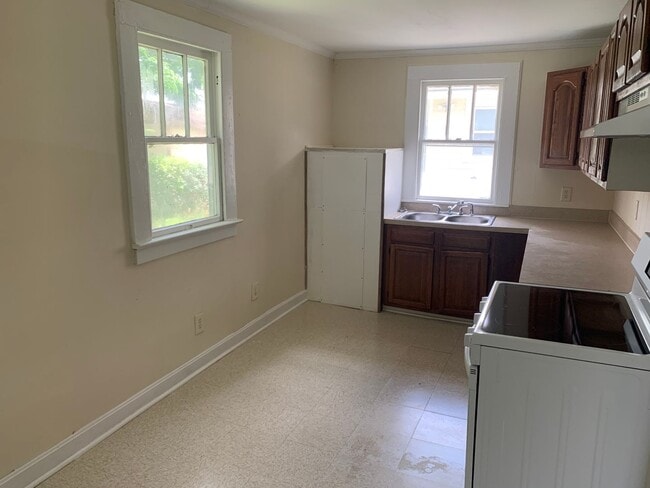 Building Photo - Quaint home located in City Limits