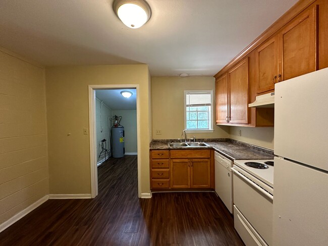 Building Photo - 2 bedroom 1 bath duplex available for rent!