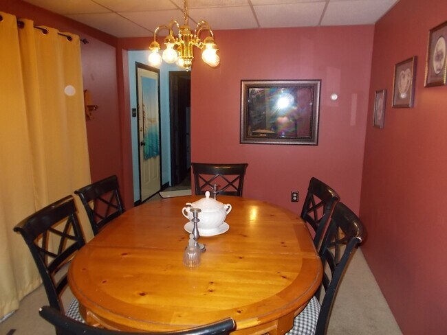 Building Photo - 628 Center St