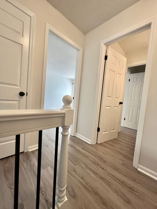 Building Photo - Charming 2 Bedroom Townhouse