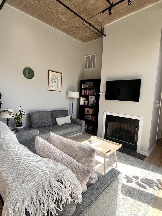 Building Photo - 758 N Larrabee St