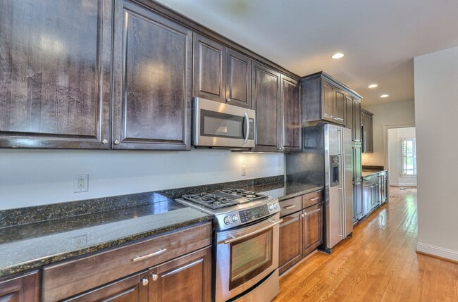 Building Photo - Perfect Brownstone in Sylvan Park near West End