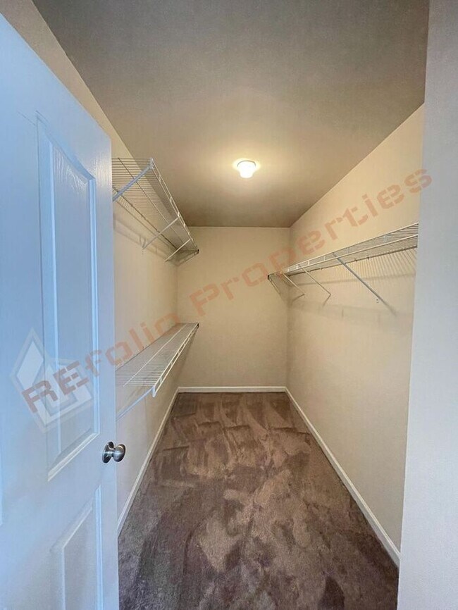 Building Photo - Beautiful 3-bedroom, 2.5-bath townhome