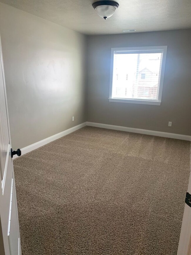 Building Photo - **$300.00 Move-In Bonus** Town home living...
