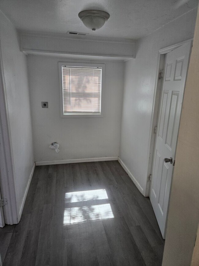 Building Photo - 1510 W Lynn St
