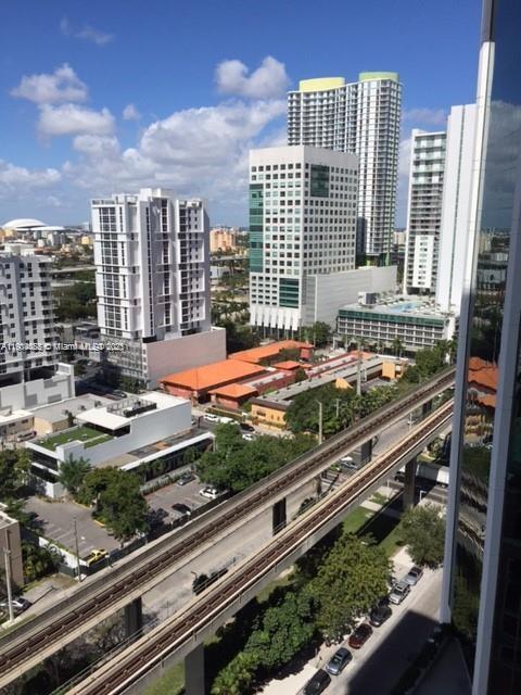 Building Photo - 999 SW 1st Ave