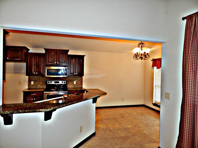 Building Photo - Delightful Home in the heart of Edmond- Pool and Club House-Close to I-35, Broadway Extension and...