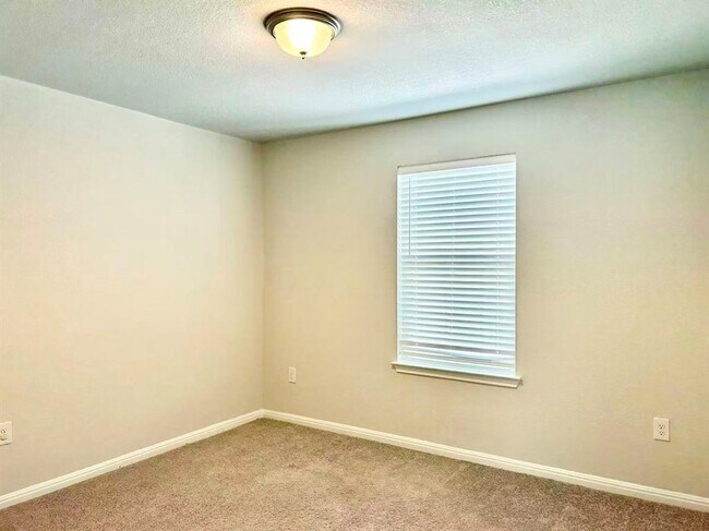 Building Photo - 9908 Thane Way