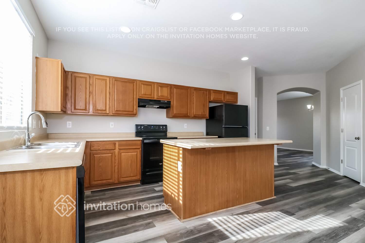 Building Photo - 12420 W Woodland Ave