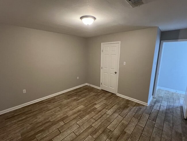 Building Photo - Charming 4-Bedroom Home with Large Backyar...
